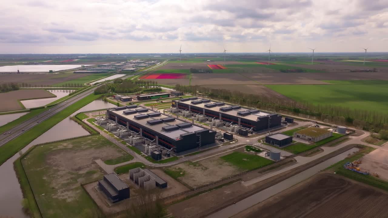 Moderne serverhub med minimalistisk industrielt design. Dronevideo fra luften