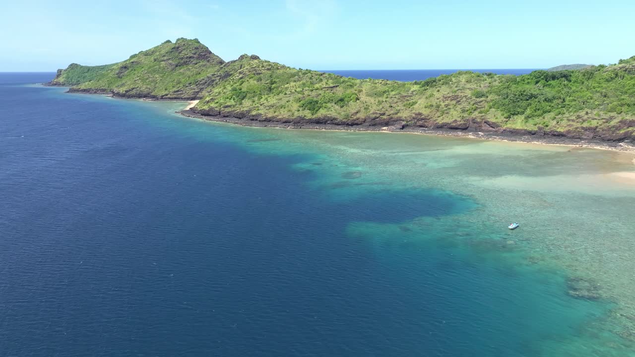 Comoros - Moheli - Ouenefou - forward view following the coast on opposite side