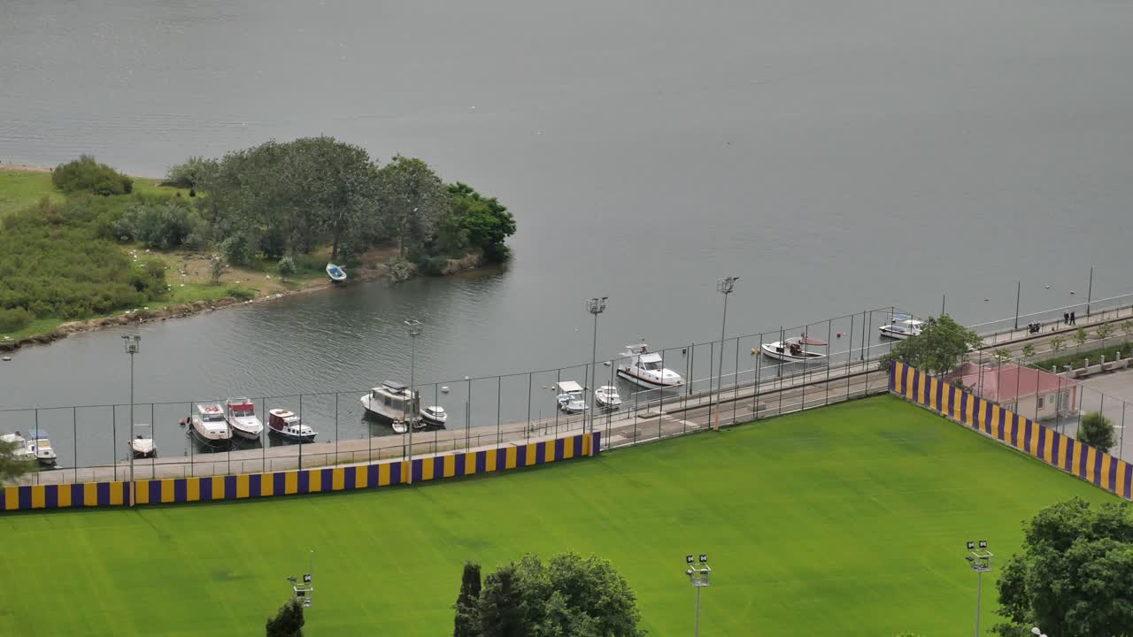 río, barcos y campo deportivo