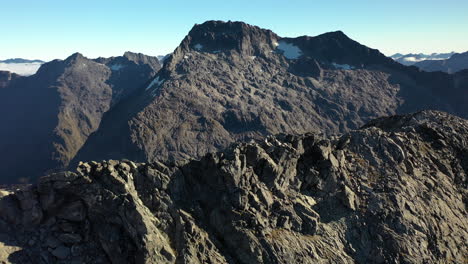 impresionante vuelo aéreo sobre una cresta rocosa en las montañas de nueva zelanda