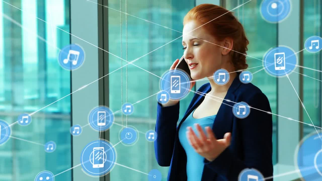 animación de una red de conexiones sobre una mujer de negocios caucásica hablando por teléfono inteligente