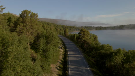 Toma-Aérea-De-La-Carretera-Cerca-Del-Lago-Sjodals,-Jotunheimen,-Parque-Nacional,-Noruega