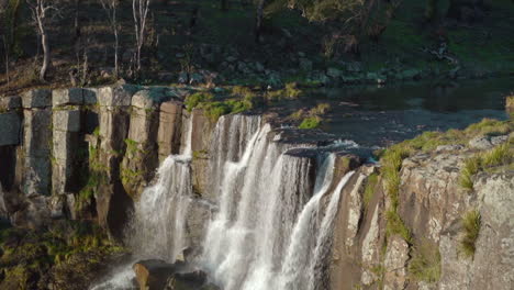 cámara lenta de la cascada de las cataratas de ebor cerca del puerto de coffs