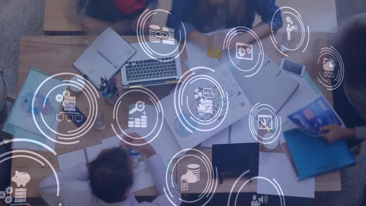 animación de una red de iconos con un grupo de colegas que trabajan en la oficina