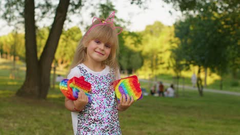 Kind,-Mädchen,-Kind-Zeigt-Viele-Bunte-Matschige-Silikonblasen,-Sensorisches-Spielzeug,-Kind-Spielt-Pop-it-Spiel