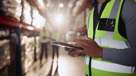 trabajador de almacén que utiliza una tableta para la gestión del inventario