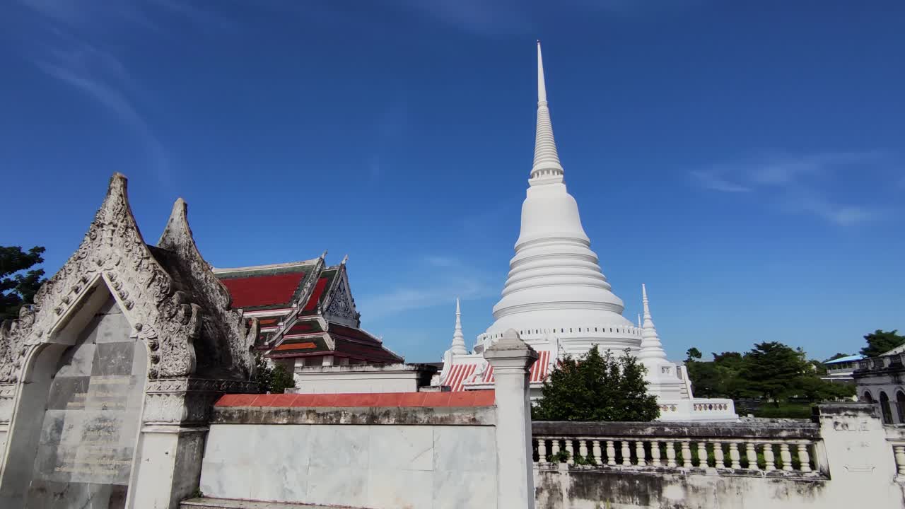Design esterno di tempio asiatico bianco e rosso, senza persone