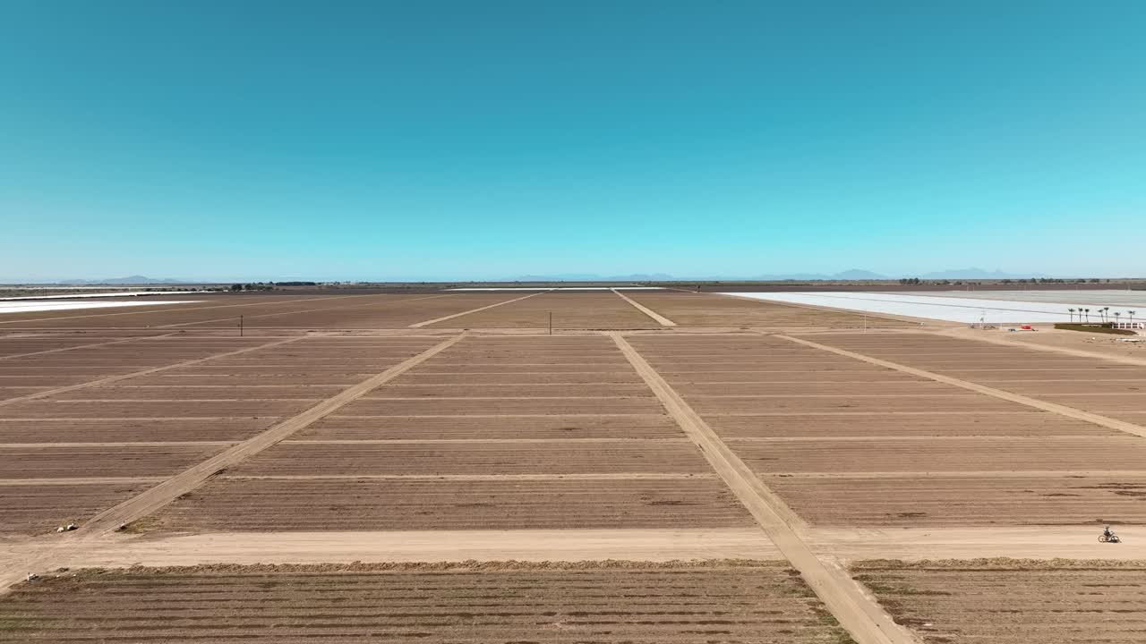 준비 된 농장 위 를 날아다니는 무인 항공기 에서 공중 촬영