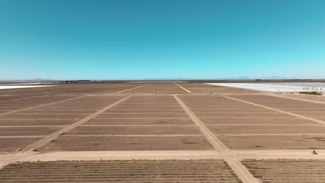 disparo aéreo desde un avión no tripulado que vuela sobre campos agrícolas preparados