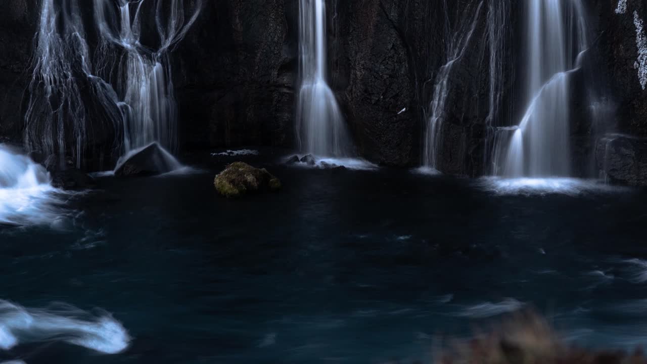 hermoso timelapse de movimiento de larga exposición que muestra una cascada islandesa especial, hraunfossar