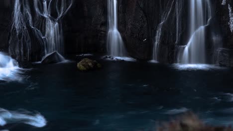 Hermoso-Timelapse-De-Movimiento-De-Larga-Exposición-Que-Muestra-Una-Cascada-Islandesa-Especial,-Hraunfossar