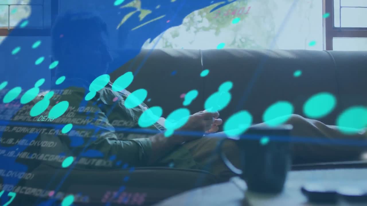 숫자 및 데이터 처리의 애니메이션 세계 지도 위에 카우카스 사업가 스마트폰을 사용하여