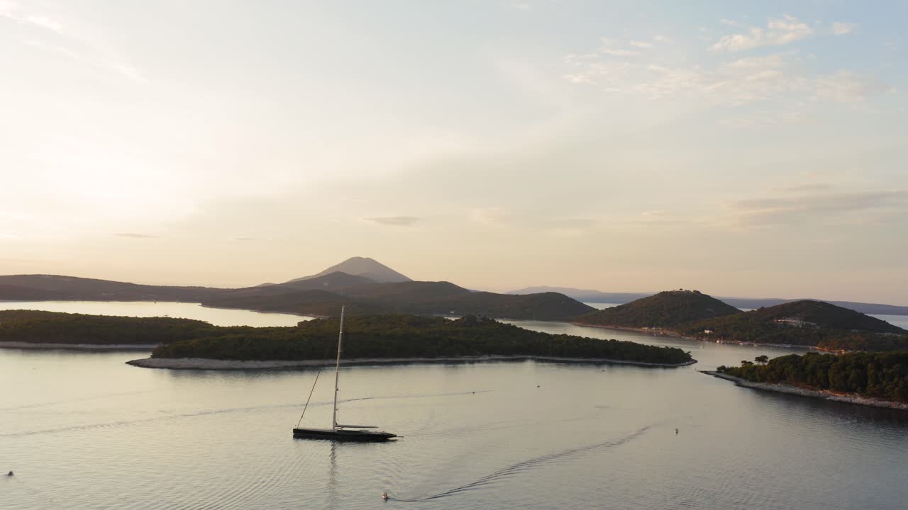 크로아티아 로시니 섬 근처 바다에서 작은 보트 그룹의 공중 촬영