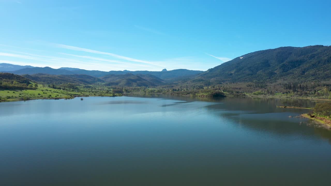 hermosa vista aérea del lago emigrante en el sur de oregon