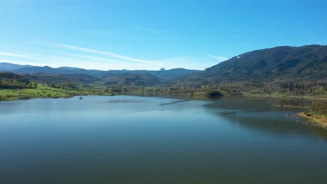 Schöne-Luftaufnahme-Des-Auswanderersees-Im-Südlichen-Oregon