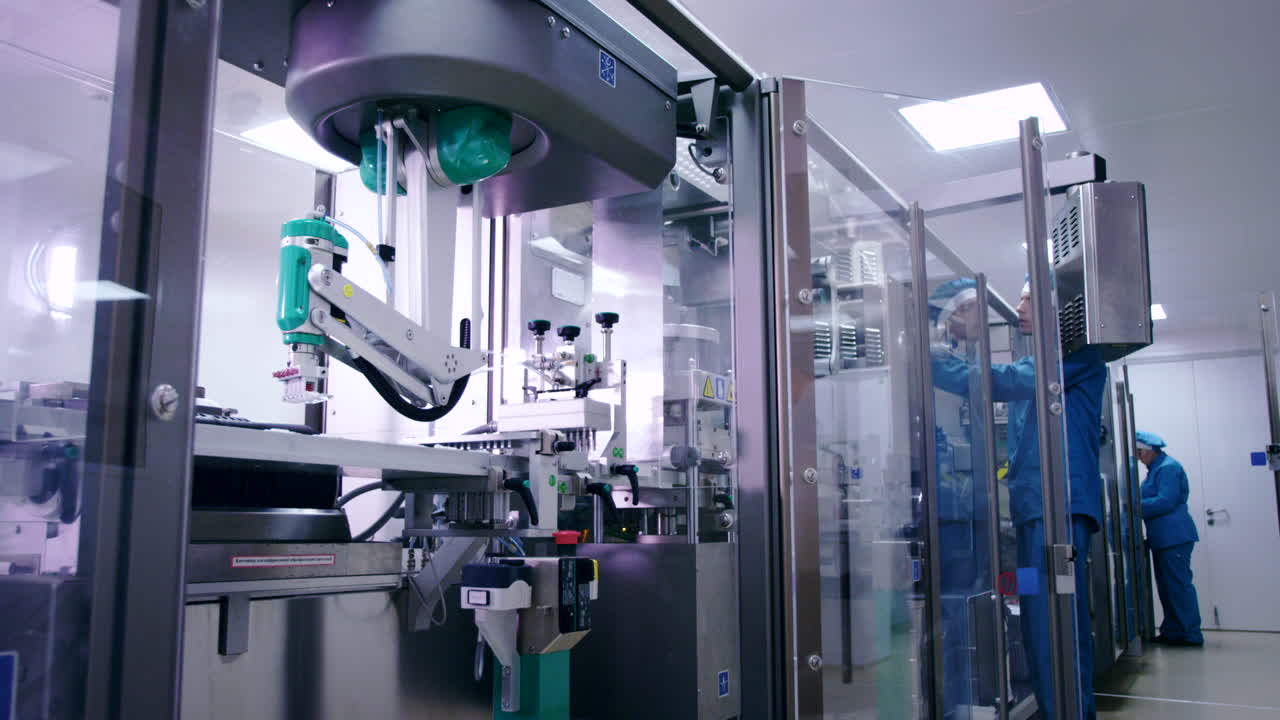 trabajador de fábrica en un taller industrial. operador que establece la línea de embalaje