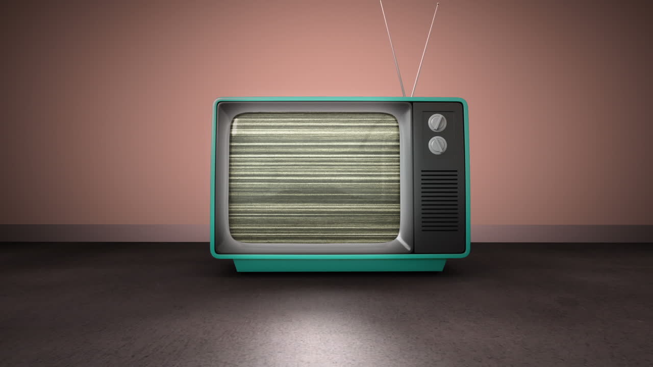 Zoom su schermo TV retrò con rumore sfocato, su sfondo di parete rosa.