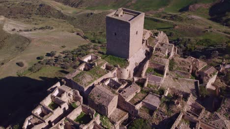 Atemberaubendes-Bergdorf-Mit-Ruinen-In-Italienischer-Landschaft,-Antenne