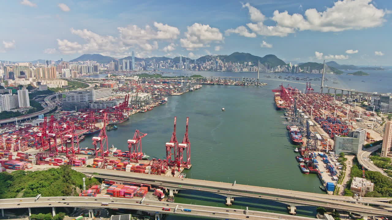 muelle de carga con grúas en kwai chung, hong kong en un día soleado