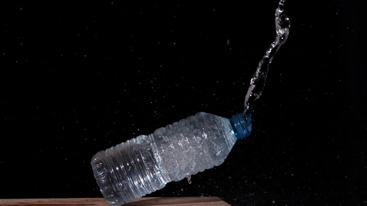 disparar una flecha a través de una botella de plástico