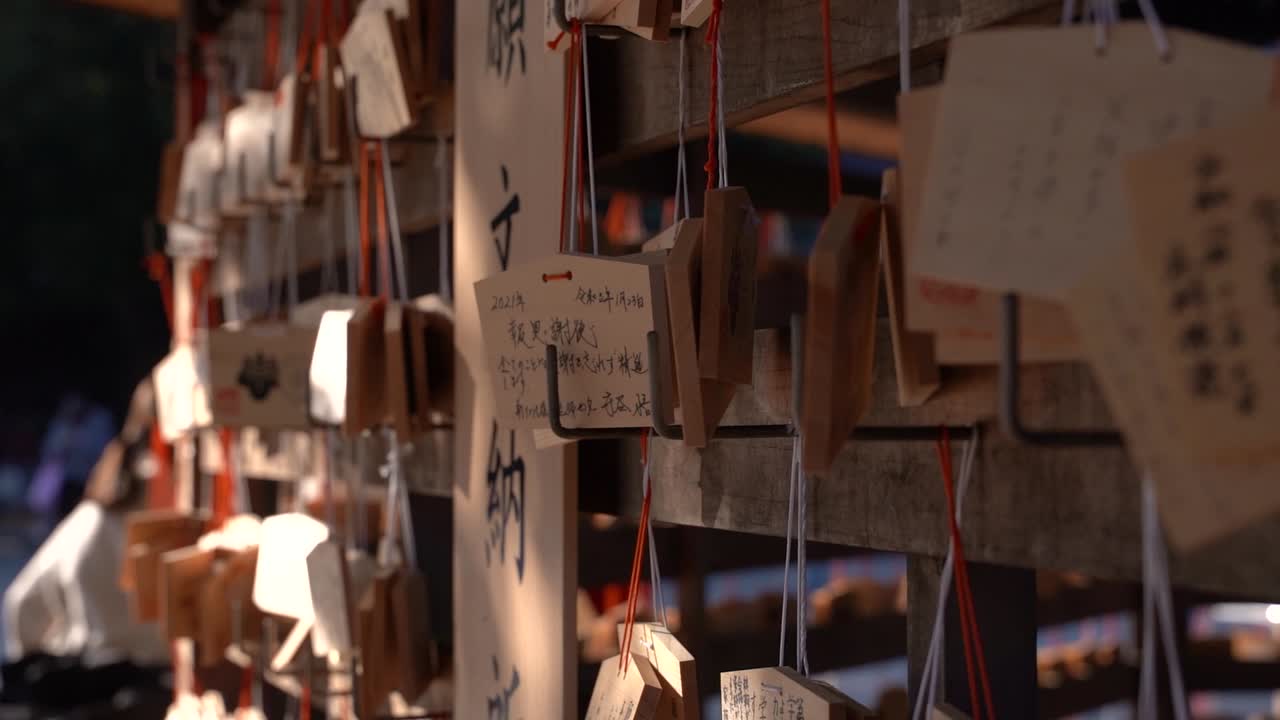 일본 신사에서 나무 소원 카드의 천천히 회전하는 클로즈업 샷