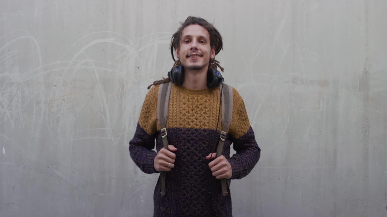 retrato relajado joven hombre de raza mixta sonriendo feliz disfrutando de un exitoso estilo de vida estudiantil confiado hombre de rastas peinado en cámara lenta