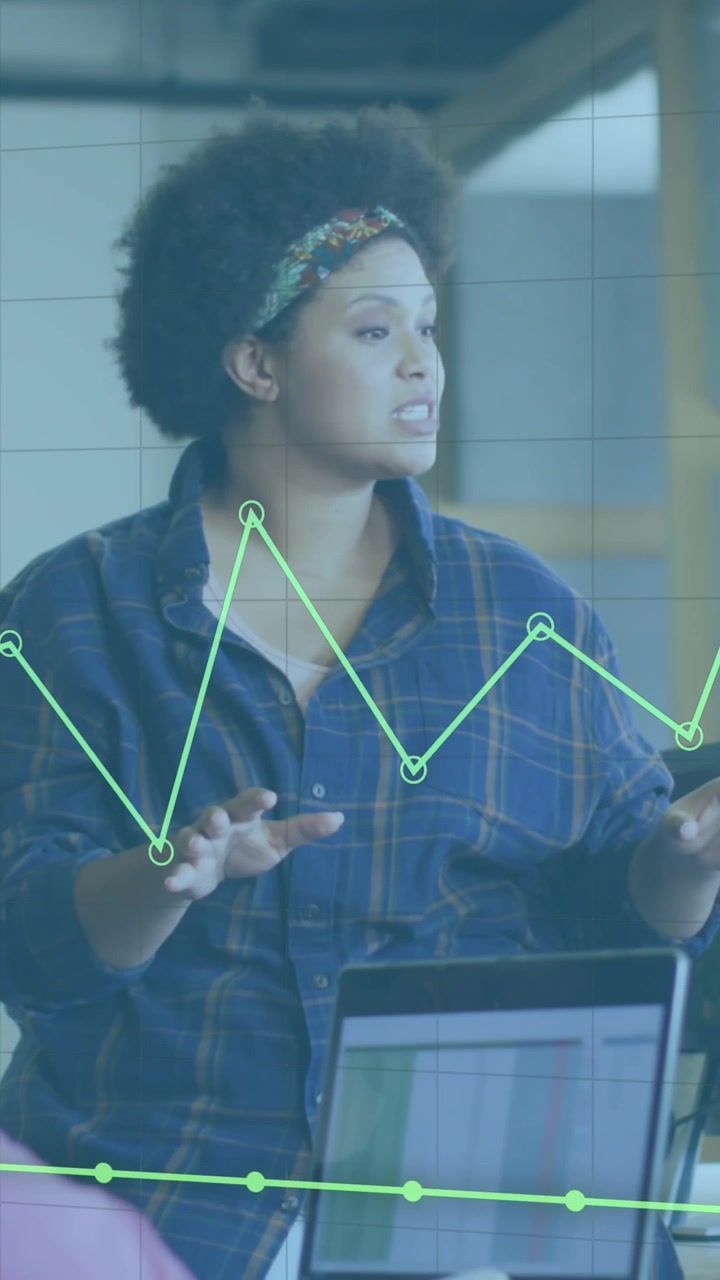Animación de procesamiento de datos financieros sobre diversas personas de negocios teniendo una reunión en la oficina