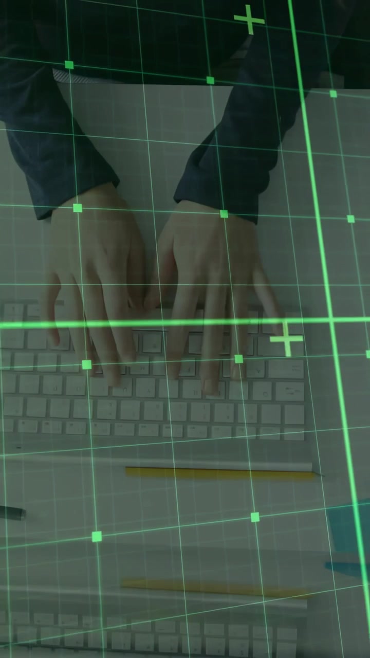 Vídeo vertical: Mulher digitando no teclado, mãos ativando uma varredura de grade verde sobre um lápis para tecnologia.