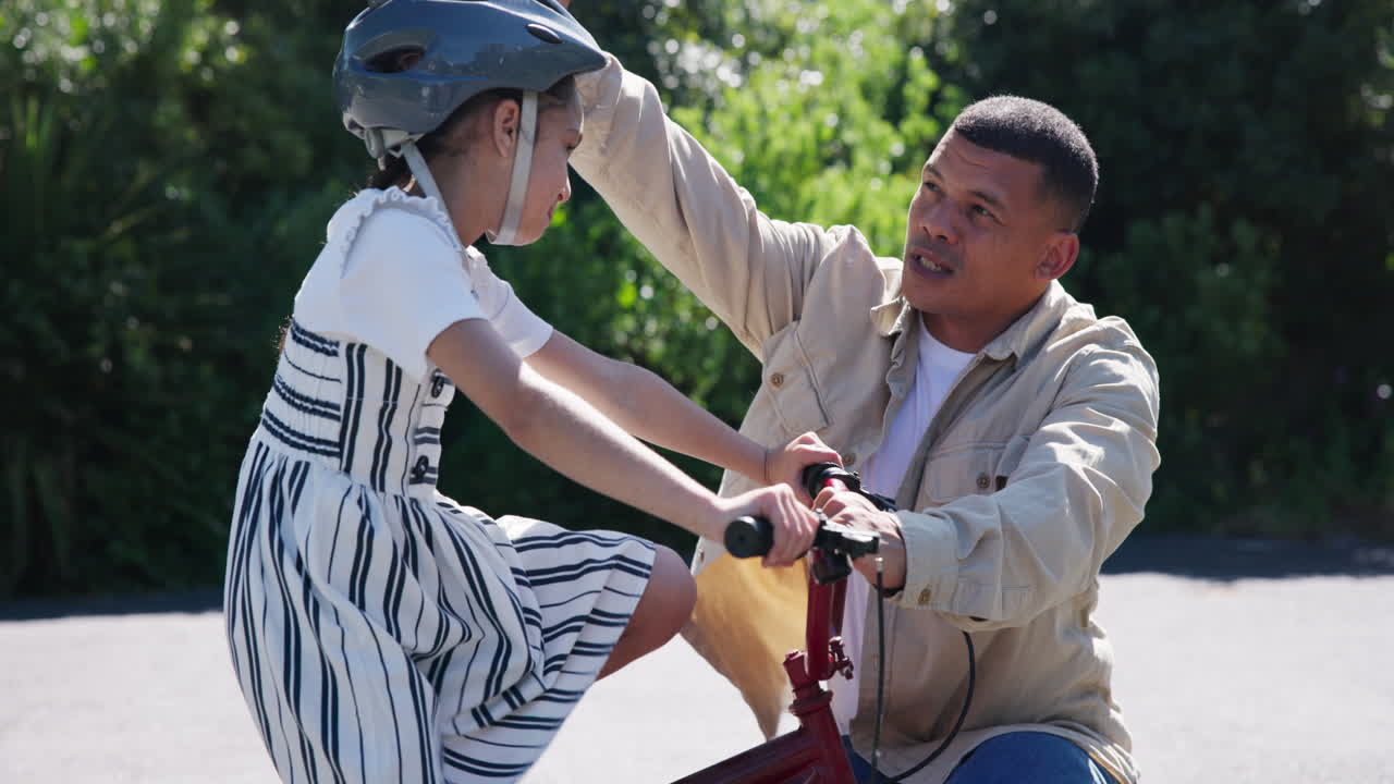 familia, padre e hija con bicicleta
