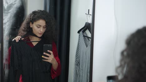 mujer probando ropa en un camerino