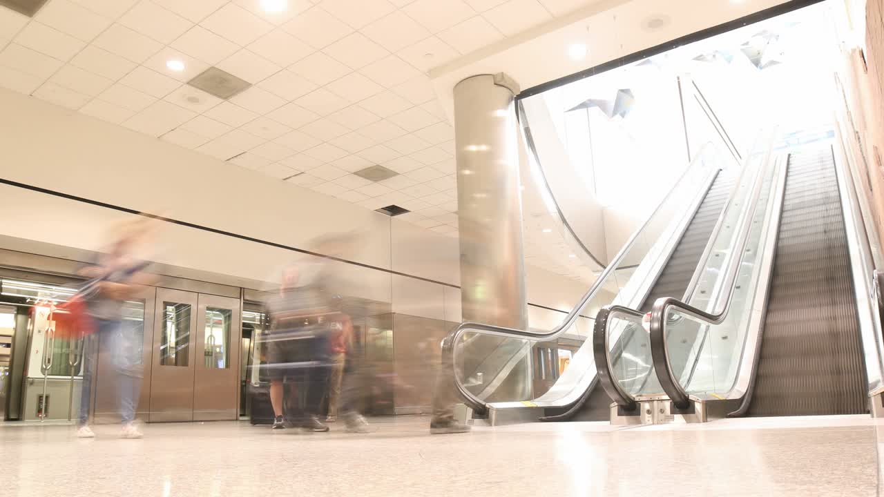 기차 정류장과 에스컬레이터에서 사람들을 순환하는 - 시간 지연 4k