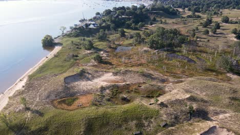 Empuje-Aéreo-Hacia-Las-Dunas-De-Arena-En-La-Costa-Del-Lago-Muskegon