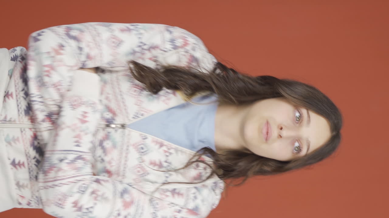 vídeo vertical de la joven que suspira y se hincha de aburrimiento.