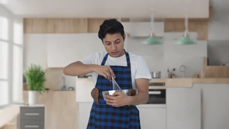 Cocinero-Indio-Serio-Contando-Recetas-Mientras-Prepara-Comida