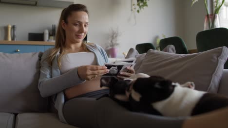 Pregnant-woman-looking-on-medical-scans