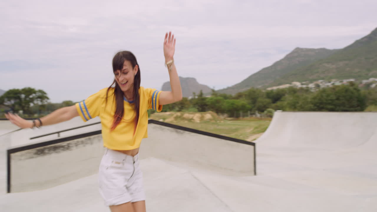 mujer feliz bailando en un skatepark