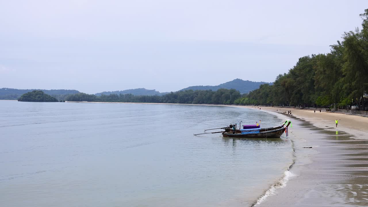 vista serena de un barco anclado en la playa de ao nang, krabi