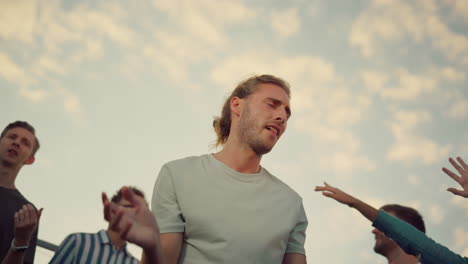 el hombre de la energía balanceándose en la fiesta en la azotea, el tipo alegre bailando en la discoteca.