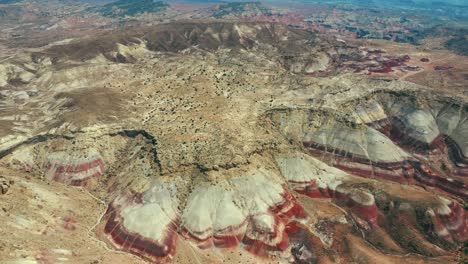 vista panorámica sobre las colinas de bentonita erosionadas en utah, ee.uu. - toma aérea de drones