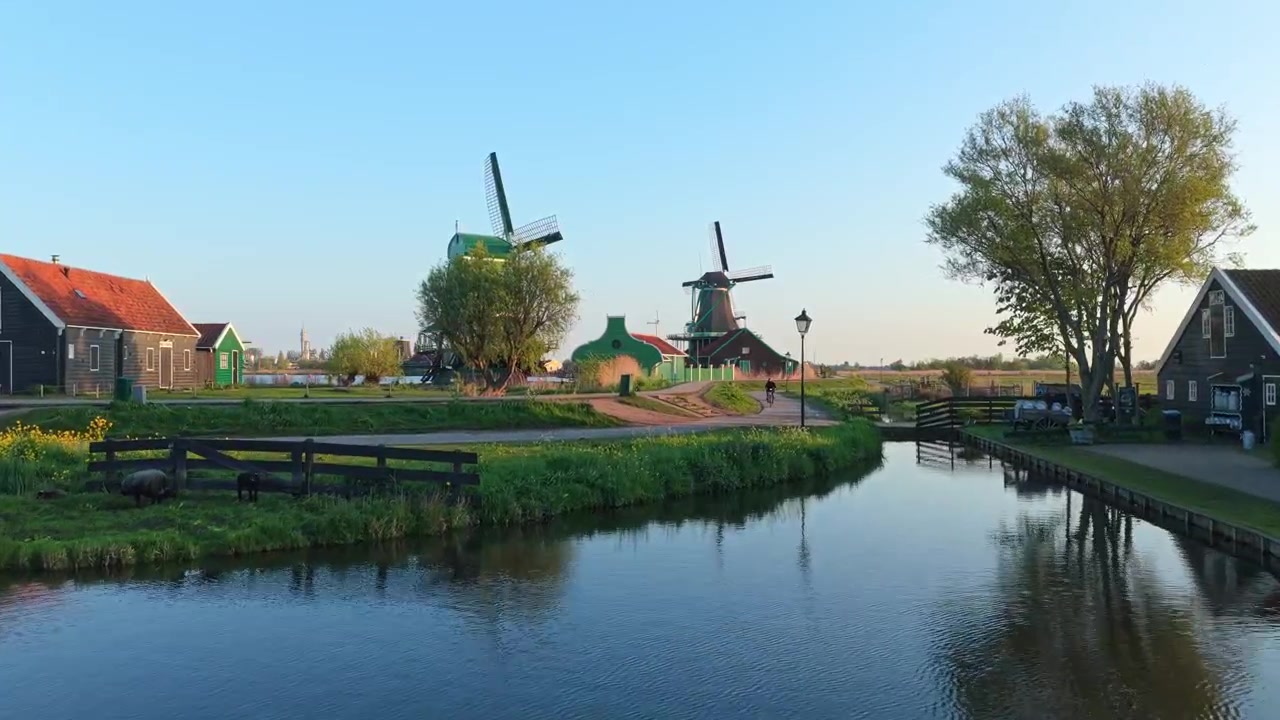 Moinhos de vento holandeses tradicionais na vila histórica de Zaanse Schans