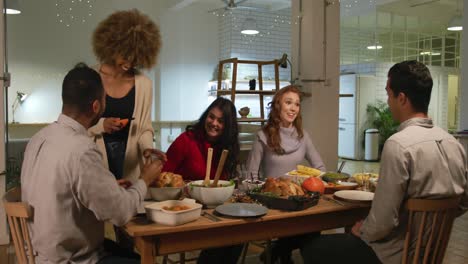 Millennial-erwachsene-Freunde-Feiern-Gemeinsam-Thanksgiving-Zu-Hause