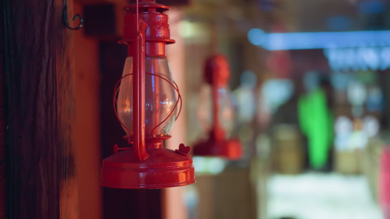 따뜻하고 시골적인 분위기를 조성하는 흐릿한 배경으로 나무 에 매달린 옛날의 은 등불의 클로즈업 뷰
