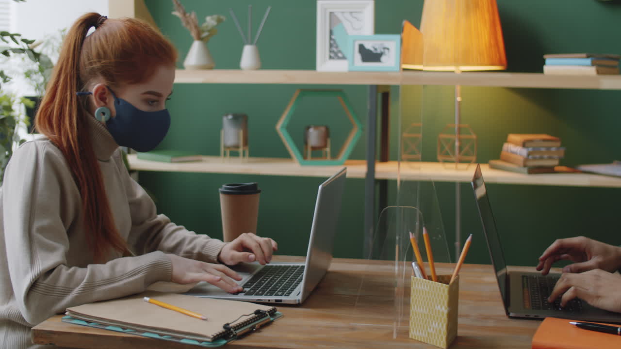 사회적 거리를 지키는 현대적인 사무실 환경에서 원격 협업