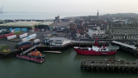 Rlni-rettungsboot-Und-Historisches-Lichtschiff,-Das-Lv-18,-Das-Am-Harwich-Kai-Festgemacht-Ist,-Drohnenaufnahmen