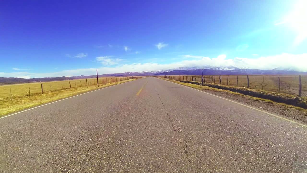 매우 빠른 속도로 시골 길을 따라 운전하는 pov 샷 2