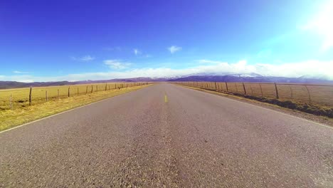 Pov-Erschossen-Fahren-Mit-Sehr-Hoher-Geschwindigkeit-Auf-Einer-Landstraße-2