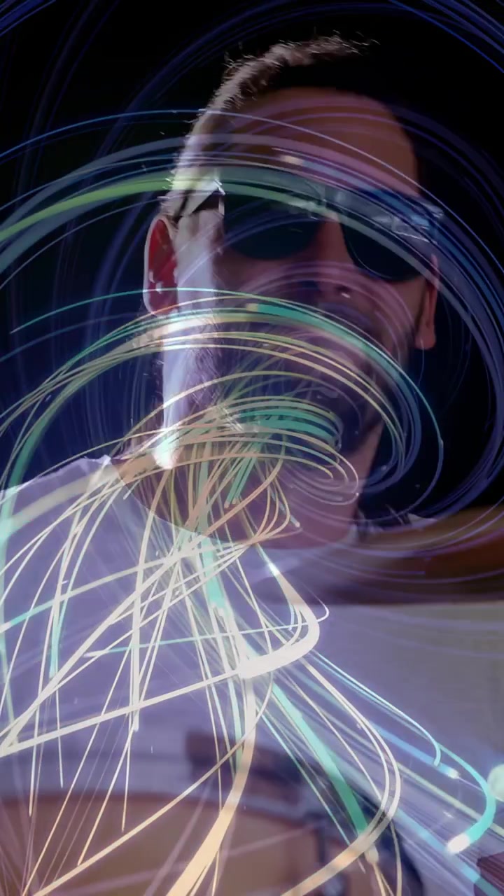 Vídeo vertical: Baterista masculino iniciando a batida, criando um vórtice de luz neon sobre as baquetas e o rosto para música