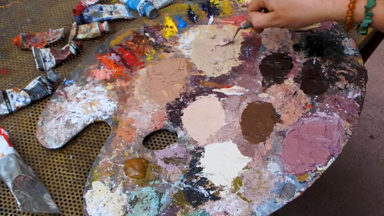 주걱으로 색 섞기