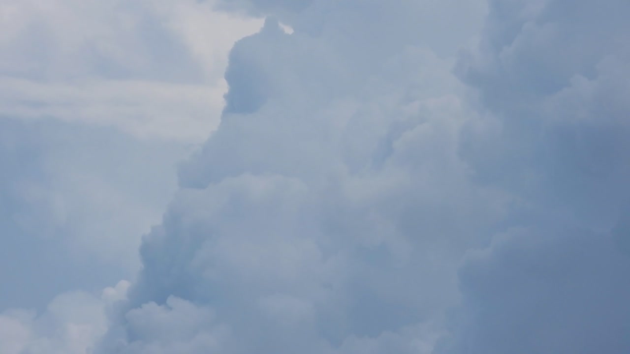 하늘에서 구름이 형성되는 시간적 지연 날씨 예보 시간적 지연