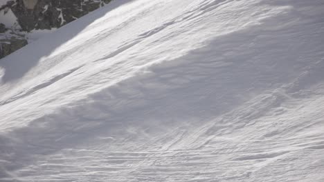 Milde-Schneesturmwinde-Wehen-Durch-Den-Eiskalten,-Winterlichen-Berghang-Der-Hohen-Tatra